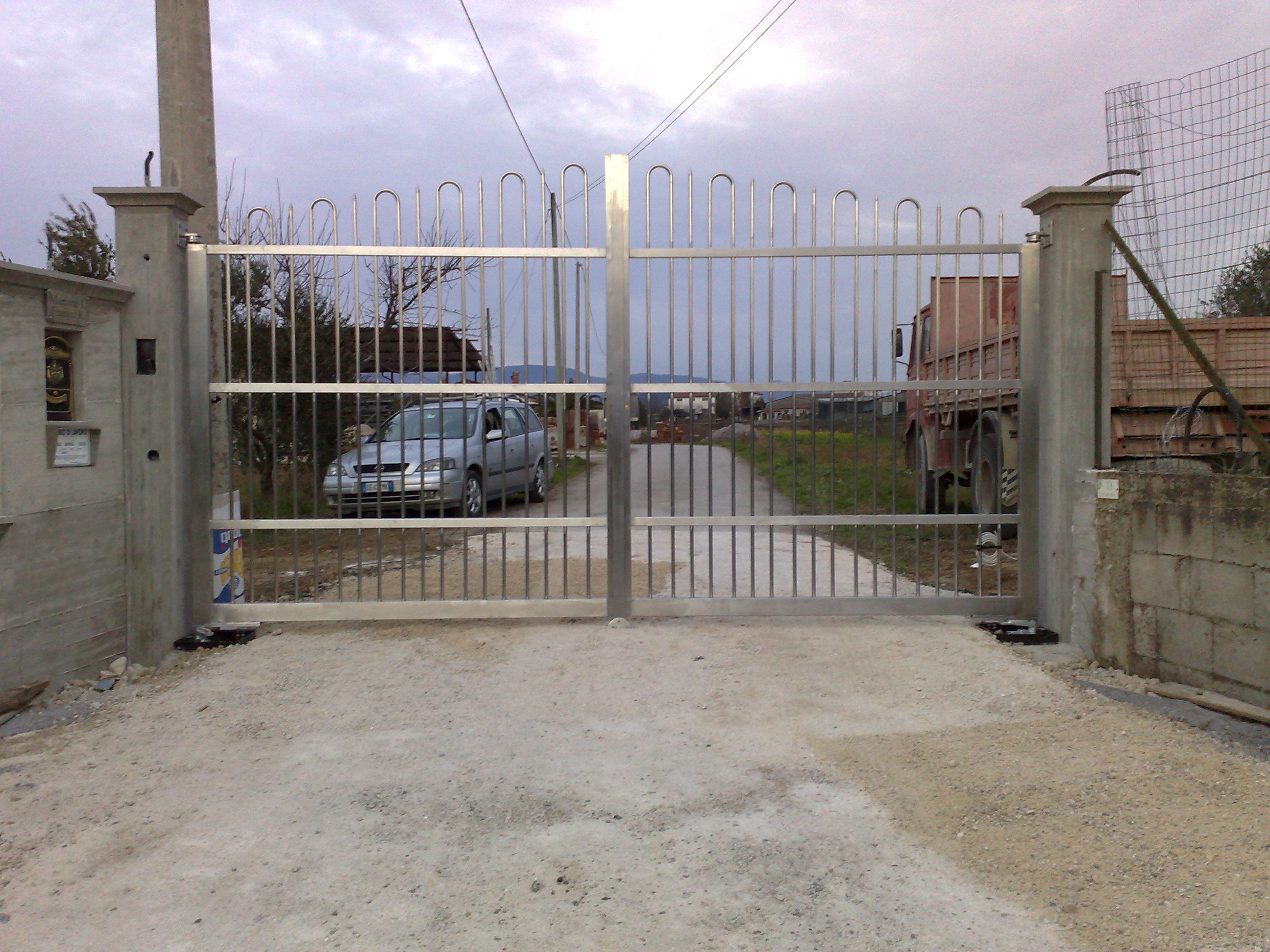 Cancello di ingresso in acciaio inox vista strada