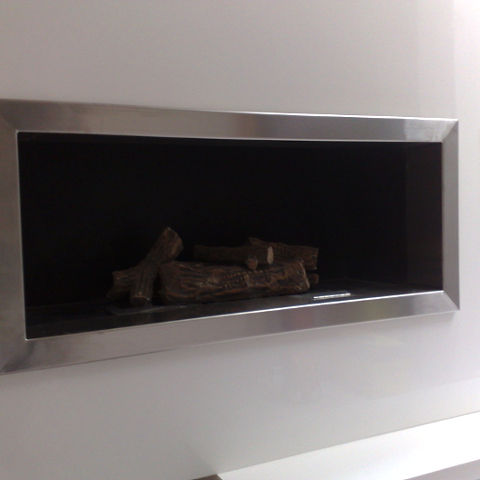 Camino con cornice in acciaio inox