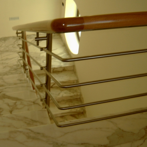 Ringhiera da interni in acciaio inox con corrimano in legno