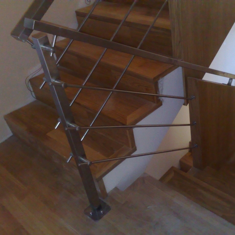 Ringhiera in acciaio con pannelli in legno per interni in parquet
