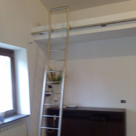 Scala scorrevole per libreria con binario fissato allo scaffale