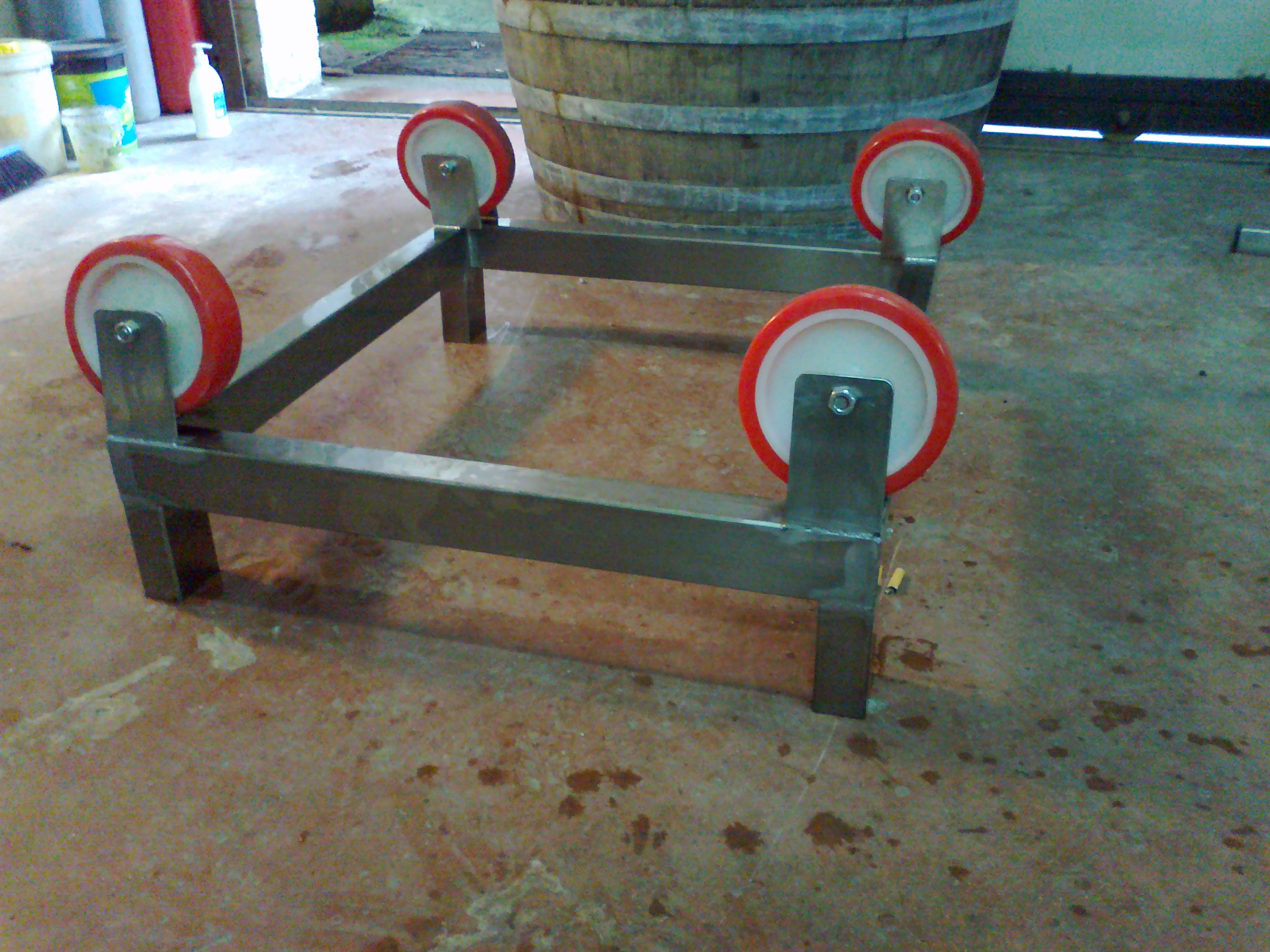 Sistema per la rotazione delle botti in legno